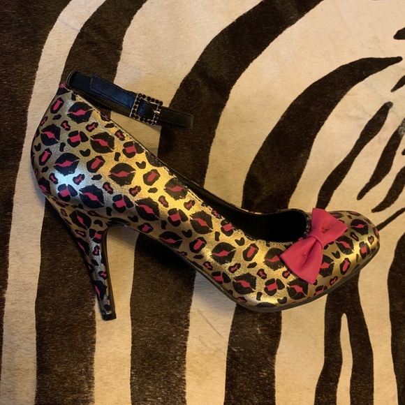 Unique gold cheetah print pumps! ๐๐๐ - Picture 5 of 7